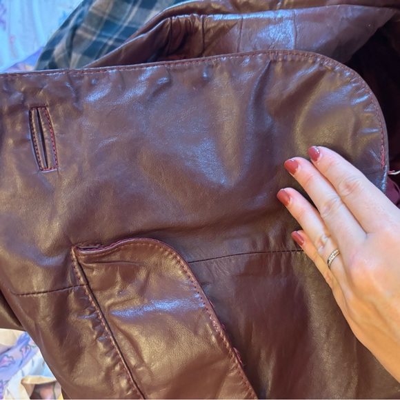 Vintage Women's Burgendy Leather Jacket - Picture 6 of 7